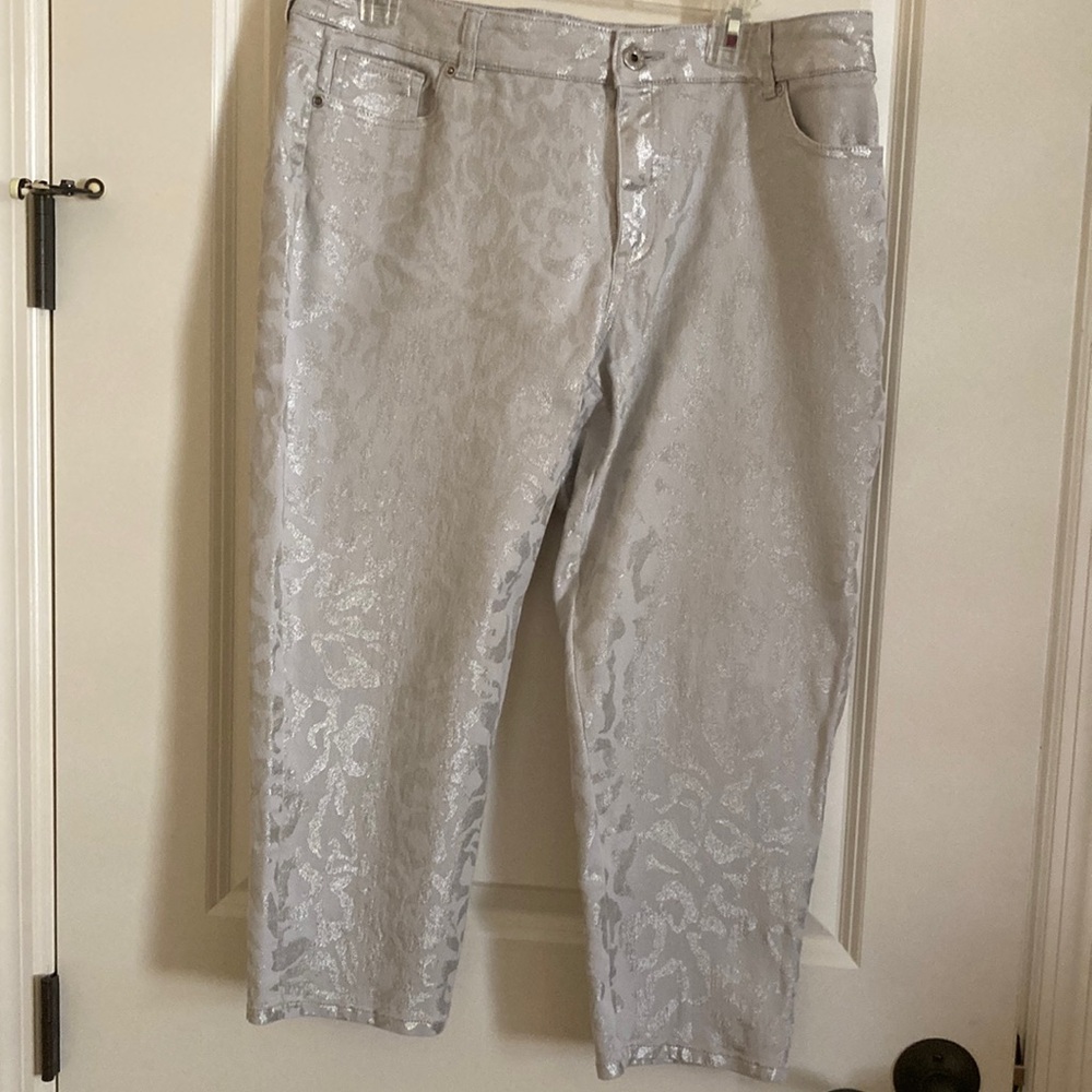 Chico’s Stylish Silver animal pattern 
Pants EUC